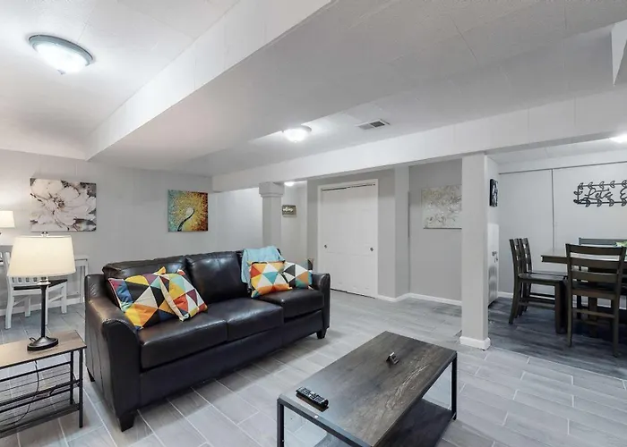 Spacious Aurora Updated Lower Unit With King Beds