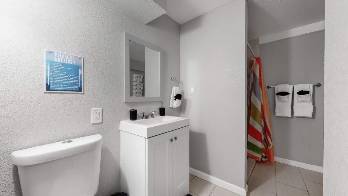 Spacious Updated Lower Unit With King Beds * Aurora