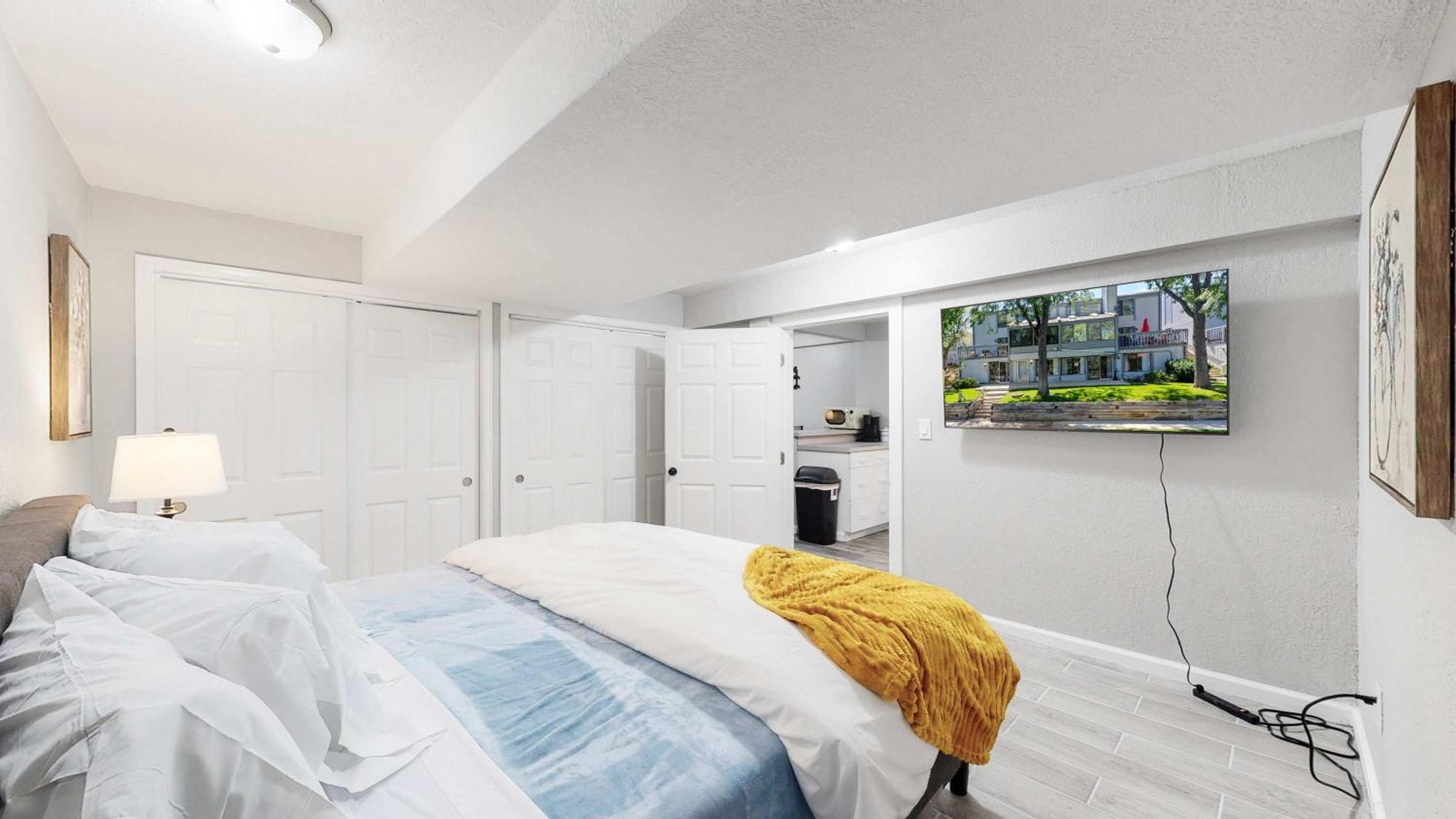 Spacious Updated Lower Unit With King Beds