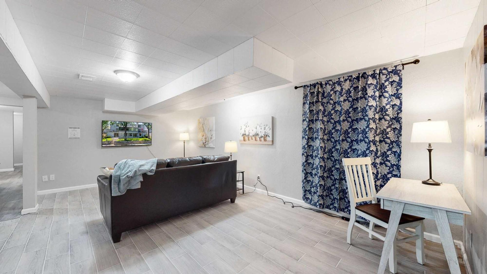 Spacious Updated Lower Unit With King Beds *