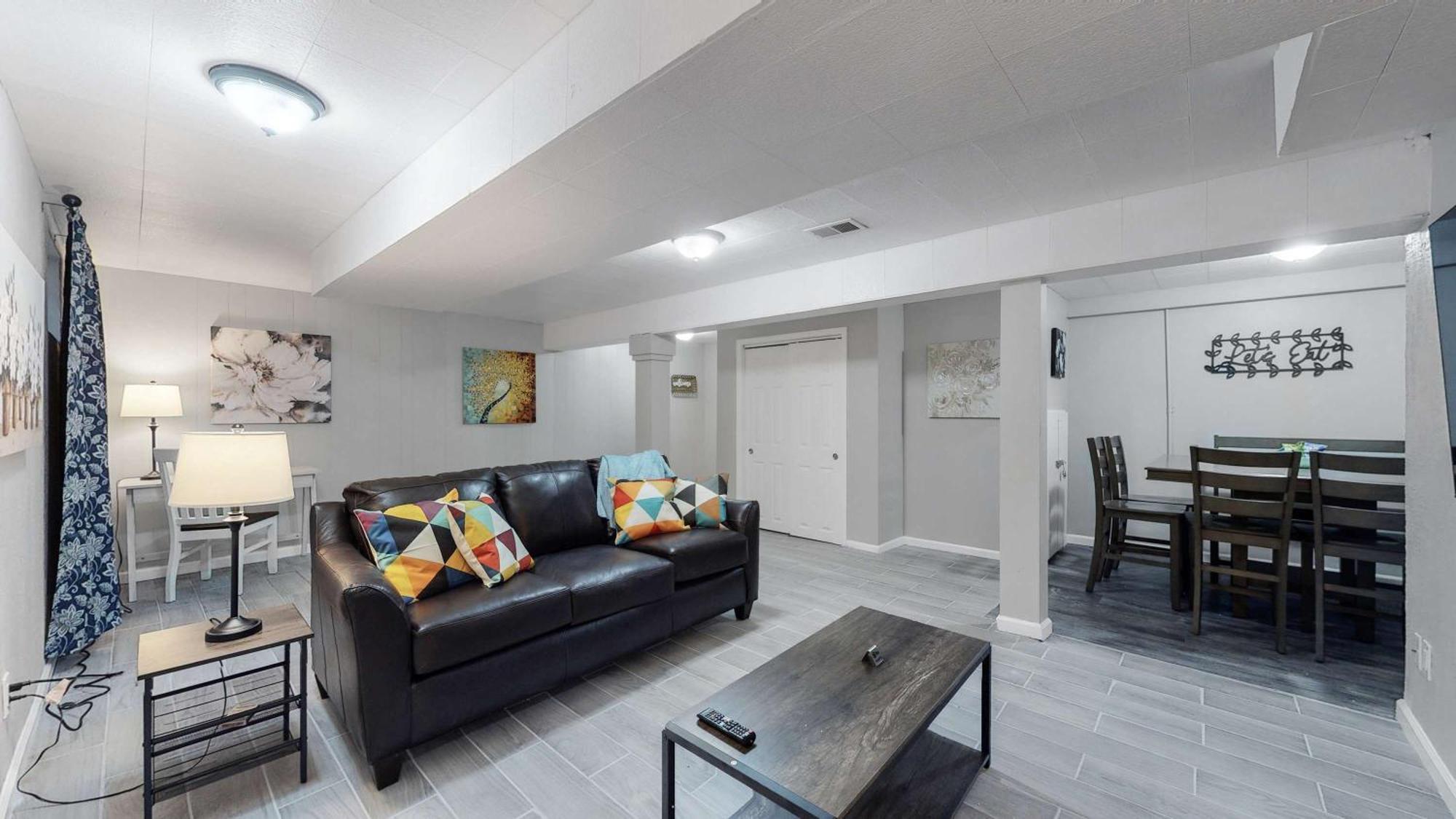 Spacious Updated Lower Unit With King Beds * Aurora