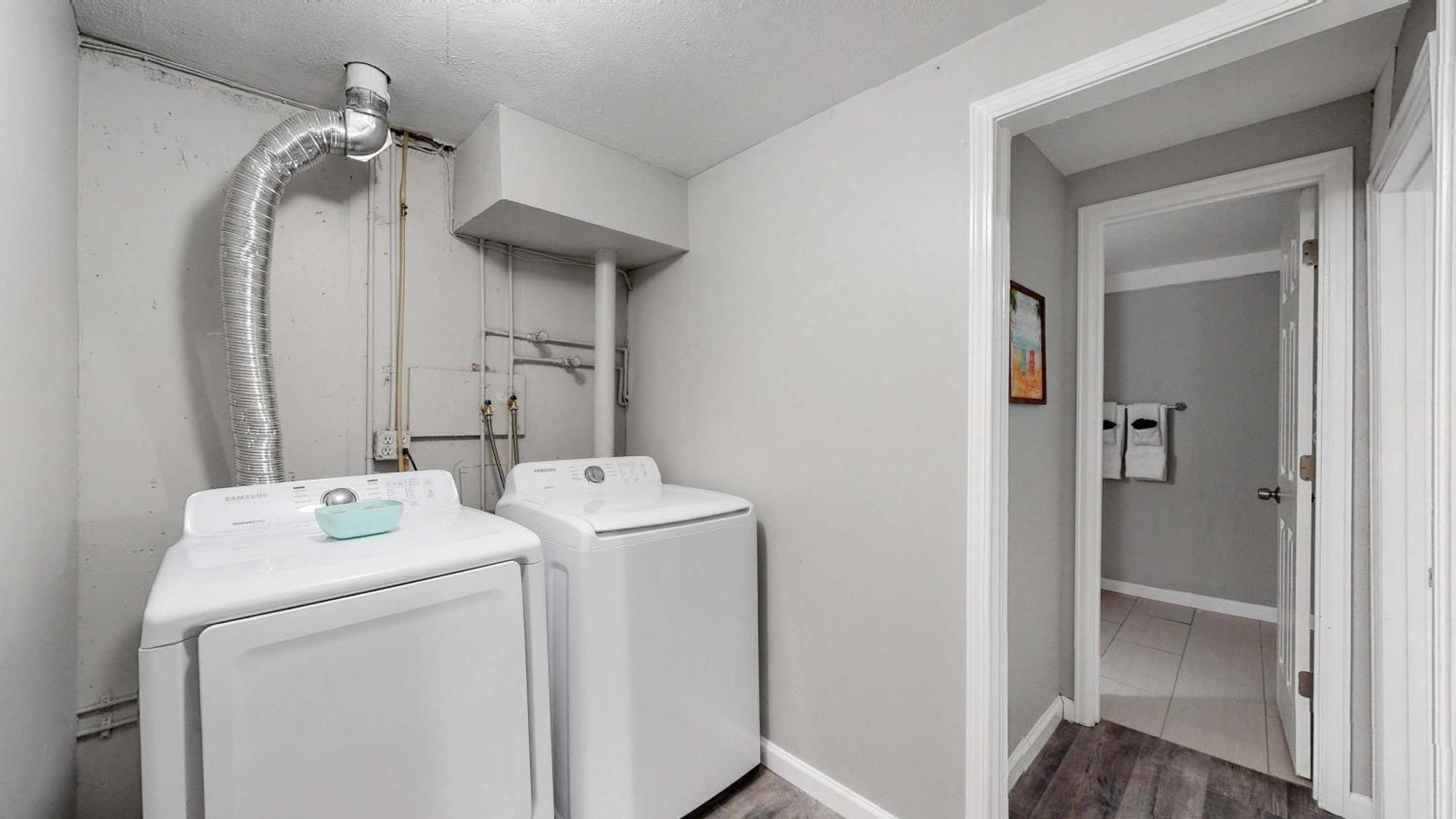 Spacious Updated Lower Unit With King Beds *